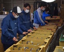 JAぶどう集出荷センターで始まったハウスブドウの出荷作業