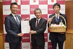 佐藤市長（左）に支援を要請する寺沢組合長（中）と岡田部長