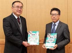 井出校長へ教材を寄贈する小林常務