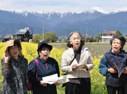 演奏に合わせて合唱する参加者ら
