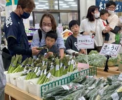りんごの里で買い物する県外からの来店客