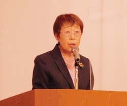 あいさつする荻野会長