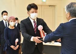 千國運営委員長から卒塾証を受け取る塾生