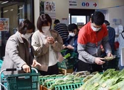 今が旬の山菜を買い求める来店者（長野県南箕輪村で）