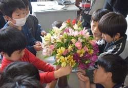 アルストロメリアの花束を飾る子どもたち