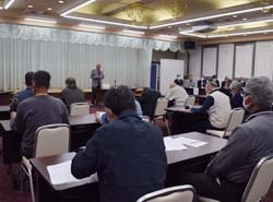 支会員へあいさつする下平支会長