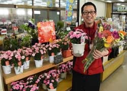 「ぜひ直売所の花を添えて日頃の感謝を伝えてほしい」と話す中島店長（長野県飯田市で）