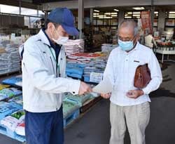 事故防止を呼び掛けた職員（左）