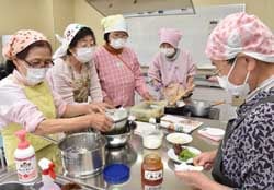 料理を楽しむ女性部員