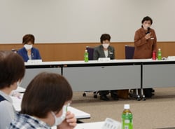 あいさつする大島議長