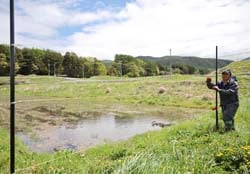 設置した電気柵を調整する中島さん