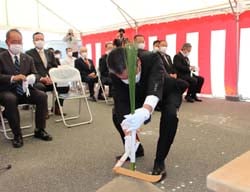 刈初の儀を行う寺沢組合長