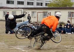 自転車同士の正面衝突を再現するスタントマン