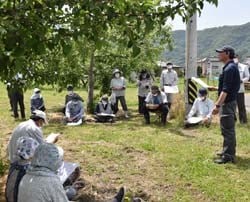 今後の対策について説明する営農技術員（右）