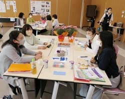 オリエンテーションで交流する受講生ら