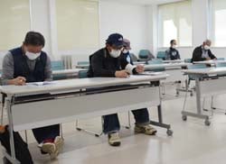 栽培管理方法を確認する生産者