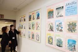 機関誌「月刊JA's民」を彩る日達さんの歴代作品がずらりと並ぶ展示会