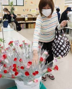 好みのカーネーションを選ぶ来店客