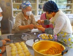 おやき作りをする参加者