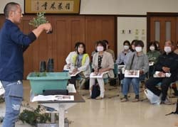 ユーカリ栽培について説明する宮坂技術員