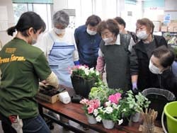 植え方などを学ぶ参加者