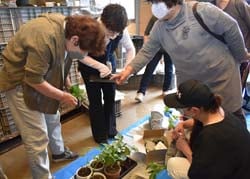 花の苗について説明をする原田部長(左)