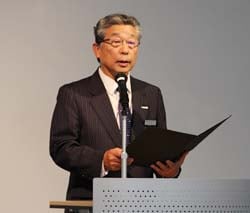 あいさつする田中代表理事組合長