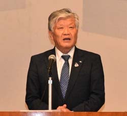 挨拶する千國茂組合長（安曇野市豊科）