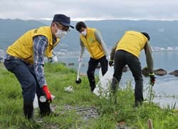 揃いのベストを着用し、清掃活動に励むJA役職員