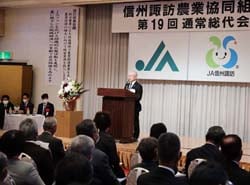 あいさつする小松組合長