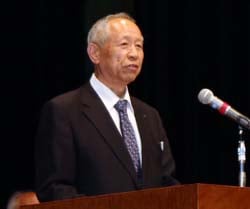 あいさつする浅沼組合長（5月26日、小諸市・小諸市文化センターで）