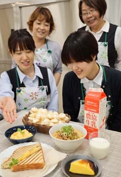 試作した牛乳“大量”消費レシピの出来栄えを確認する職員
