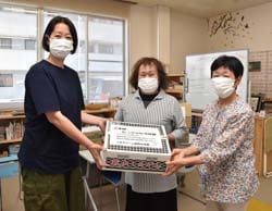 寄贈品を手渡す岡田女性部長（中）と石川副部長(右)