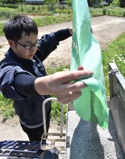 機械に肥料を投入するJA全農長野担当者