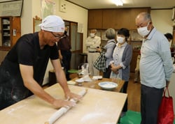 真剣な表情でそば打ち教室に参加する来場者
