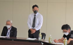 再任のあいさつをする坂口会長（中）