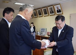おかゆポットを受け取る白鳥町長（長野県箕輪町で）