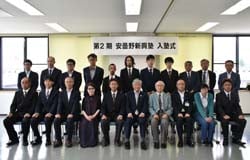 入塾生11人と運営委員ら