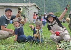 玉ねぎ収穫を楽しむ准組合員