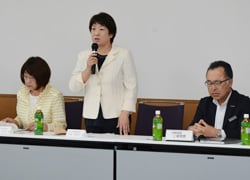 あいさつする小松委員長