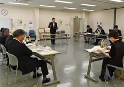 推薦者のプレゼン（中央）に耳を傾ける審査員ら