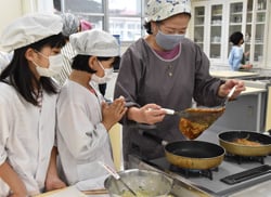 「お願いします！」小学生に代わって生地を返す女性部員