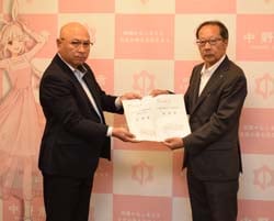 要請書を手にする湯本隆英市長（右）と望月隆組合長（左）