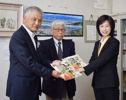 五平餅を受け取る岡村校長（右）