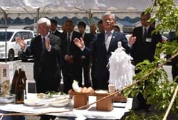 家畜に感謝し、礼拝する千國組合長（右）と宮澤清専務（左）