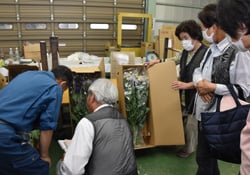 花のボリュームや荷造り方法など出荷物を見本に確認する生産者