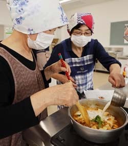 仕上げに牛乳を加えて「ミルクスンドゥブ」をつくる部員