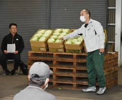 出荷規格を説明する萩原健太技術員