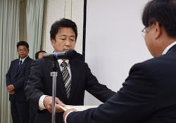 林社長から功績賞を受ける社員