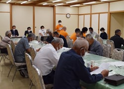 栽培の注意点を確認する生産者